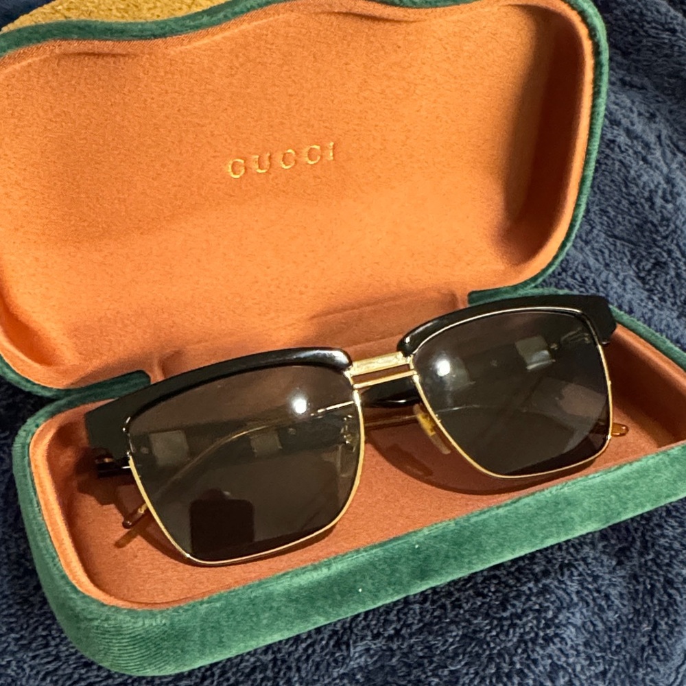 Guccis sunglasses. Like new.